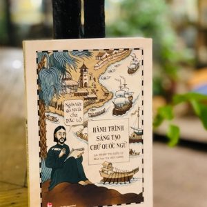 (In màu toàn bộ, chữ ký họa sỹ Tạ Huy Long) NGƯỜI VIỆT GỌI TÔI LÀ CHA ĐẮC LỘ - HÀNH TRÌNH SÁNG TẠO CHỮ QUỐC NGỮ- Phạm Thị Kiều Ly -Minh họa: Tạ Huy Long– Nxb Kim Đồng – bìa mềm