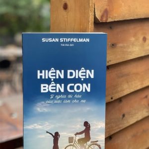 HIỆN DIỆN BÊN CON - Ý nghĩa tối hậu của việc làm cha mẹ - Susan Stiffelman - Thiện Tri Thức - NXB Dân Trí