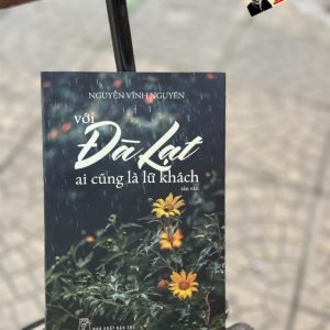 (Tái bản 2024) VỚI ĐÀ LẠT, AI CŨNG LÀ LỮ KHÁCH – Nguyễn Vĩnh Nguyên – Nxb Trẻ