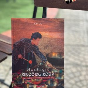 HÀNH GIẢ CHUÔNG XOAY - Nghệ thuật chữa lành bằng chuông tây tạng - Kim Lai - Mochibooks - NXB Lao Động
