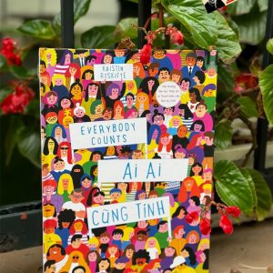 (Bìa cứng in màu toàn bộ) AI AI CŨNG TÍNH - Giải thưởng Văn học Thiếu nhi và Thanh thiếu niên Bắc Âu 2019 - Kristin Roskifte - Hoàng My dịch - Nhã Nam - NXB Thế giới