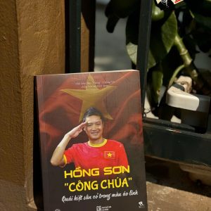 (Bìa mềm) HỒNG SƠN "CÔNG CHÚA" - Quái Kiệt Sân Cỏ Trong Màu Áo Lính - Nhà báo Bảo Thắng - Cường Vũ chấp bút và biên soạn - TH Books