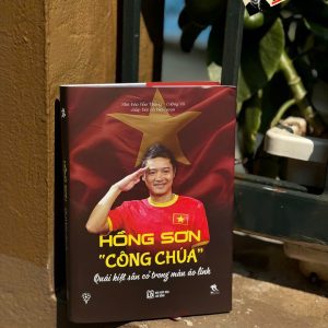 (Bìa cứng) HỒNG SƠN "CÔNG CHÚA" - Quái Kiệt Sân Cỏ Trong Màu Áo Lính - Nhà báo Bảo Thắng - Cường Vũ chấp bút và biên soạn - TH Books