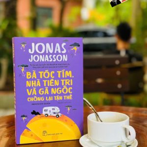 BÀ TÓC TÍM, NHÀ TIÊN TRI VÀ GÃ NGỐC CHỐNG LẠI TẬN THẾ Jonas Jonasson – Nxb Trẻ