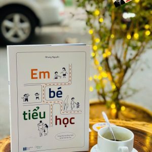 (In màu) EM BÉ TIỂU HỌC – Nhung Nguyễn – Lion Books – NXB Hà Nội