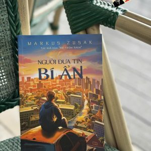 (Tác giả của "Kẻ trộm sách") NGƯỜI ĐƯA TIN BÍ ẨN - Markus Frank Zusak - 1980 Books