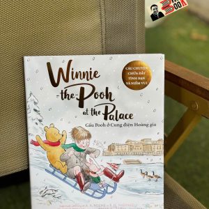 (Bìa cứng) GẤU POOH Ở CUNG ĐIỆN HOÀNG GIA – Jeanne Willis – Nhân Dân Books - NXB Văn Học