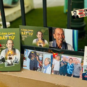 (Bìa cứng, Tặng kèm Bookmark, Postcard) CÁNH CHIM BẤT TỬ - Câu chuyện về người phi công huyền thoại Nguyễn Văn Bảy - Waka