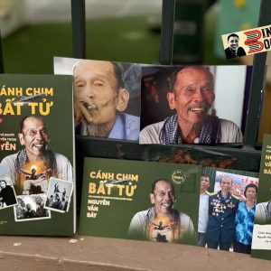 (Bìa mềm, Tặng kèm Bookmark, Postcard) CÁNH CHIM BẤT TỬ - Câu chuyện về người phi công huyền thoại Nguyễn Văn Bảy - Waka