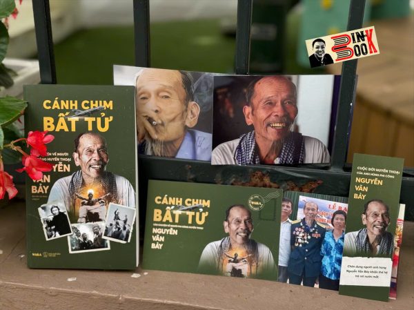 (Bìa mềm, Tặng kèm Bookmark, Postcard) CÁNH CHIM BẤT TỬ - Câu chuyện về người phi công huyền thoại Nguyễn Văn Bảy - Waka