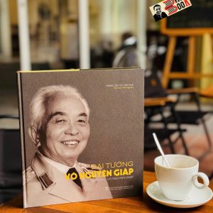 (Bìa cứng, in màu) ĐẠI TƯỚNG VÕ NGUYÊN GIÁP - Thông tấn xã Việt Nam – NXB Thông Tấn