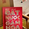(Bìa cứng) ĐẤT NƯỚC GẤM HOA - Ấn Bản Lưu Dấu 63 Tỉnh Thành – Võ Thị Mai Chi, Hồ Quốc Cường – NXB Kim Đồng