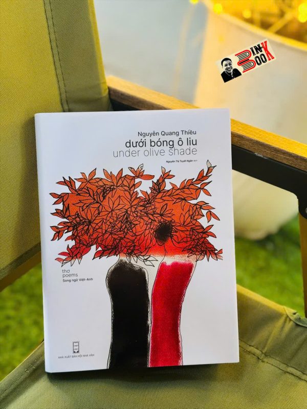 [Bìa dẻo, minh họa có màu] DƯỚI BÓNG Ô LIU (UNDER OLIVE SHADE) – Nguyễn Quang Thiều – Nguyễn Thị Tuyết Ngân dịch  – NXB Hội nhà văn