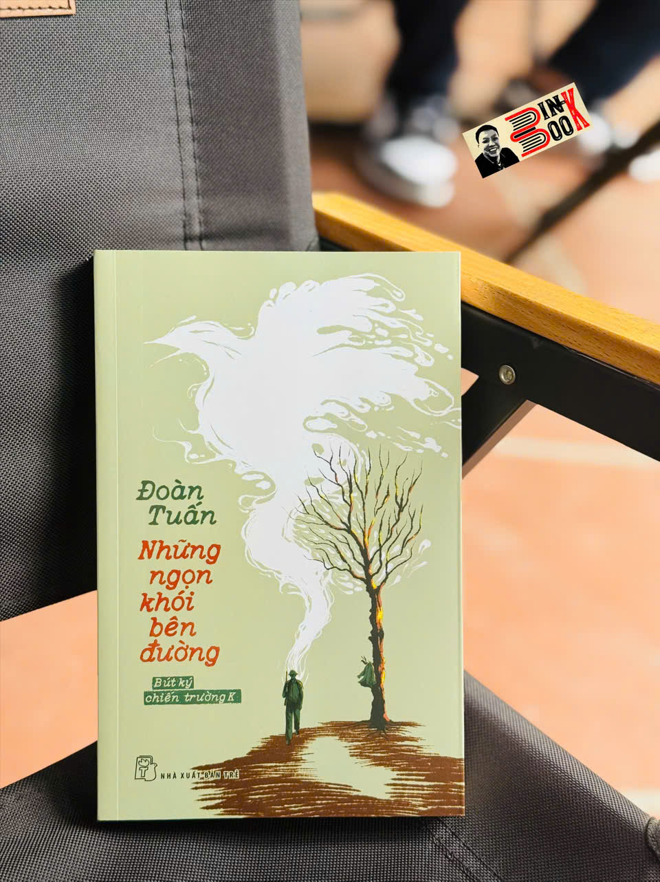 NHỮNG NGỌN KHÓI BÊN ĐƯỜNG - BÚT KÝ CHIẾN TRƯỜNG K - Đoàn Tuấn - NXB Trẻ