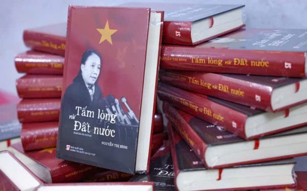 (Bìa cứng) TẤM LÒNG VỚI ĐẤT NƯỚC - Nguyễn Thị Bình – NXB CTQGST