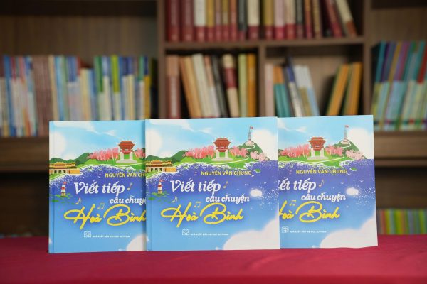 [Tặng kèm Postcard bản chép tay có chữ ký Nhạc sĩ Nguyễn Văn Chung] VIẾT TIẾP CÂU CHUYỆN HÒA BÌNH – Nguyễn Văn Chung – NXB Đại học Sư phạm