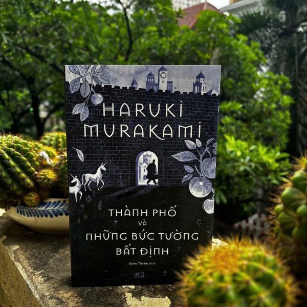 THÀNH PHỐ VÀ NHỮNG BỨC TƯỜNG BẤT ĐỊNH - Haruki Murakami – Nhã Nam Books