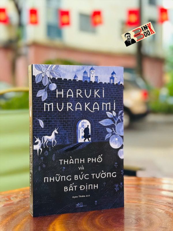 (Bản có ký) THÀNH PHỐ VÀ NHỮNG BỨC TƯỜNG BẤT ĐỊNH – Haruki Murakami – Nhã Nam
