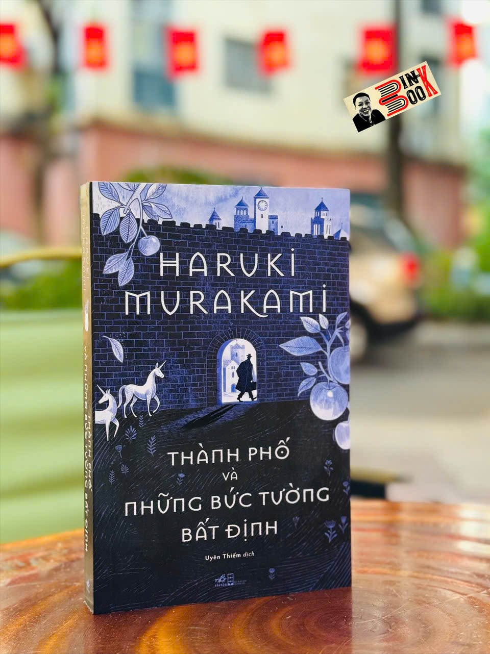 (Bản có ký) THÀNH PHỐ VÀ NHỮNG BỨC TƯỜNG BẤT ĐỊNH – Haruki Murakami – Nhã Nam