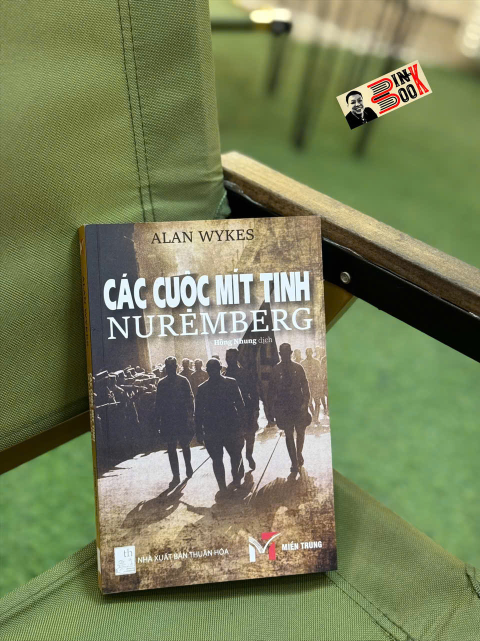 CÁC CUỘC MÍT TINH NUREMBERG – Alan Wykes – Hồng Nhung dịch - Miền Trung - NXB Thuận Hóa