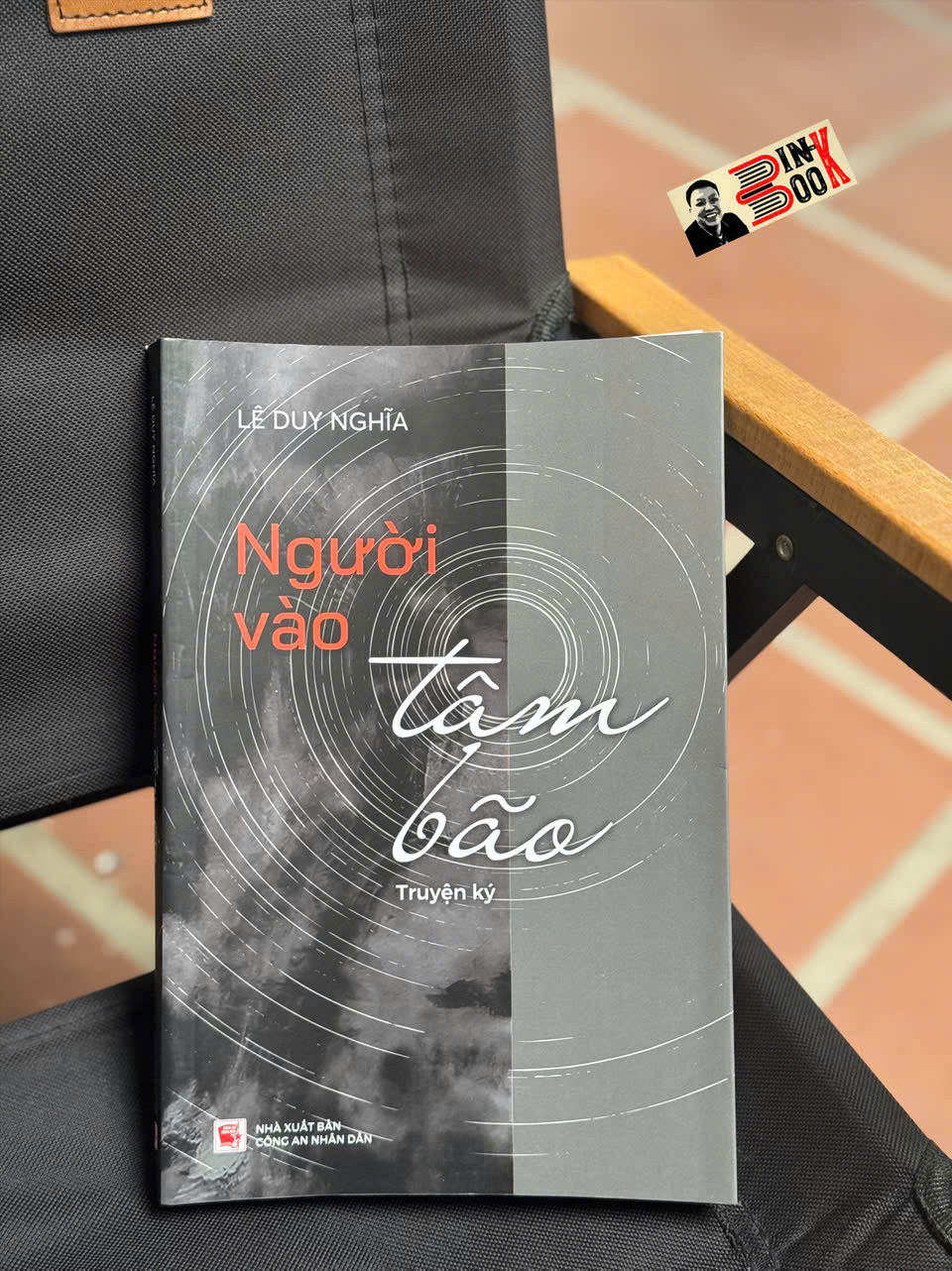 NGƯỜI VÀO TÂM BÃO – Lê Duy Nghĩa – NXB CAND