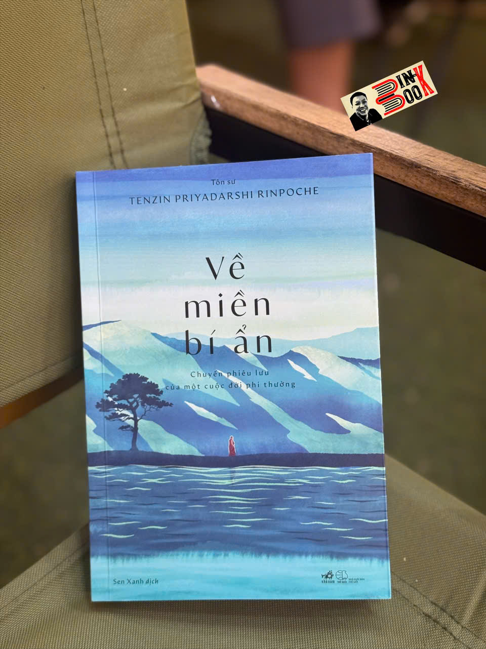 VỀ MIỀN BÍ ẨN – Tenzin Priyadarshi Rinpoche – Sen Xanh dịch – Nhã Nam – NXB Thế Giới
