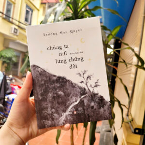 (Bìa dẻo) CHÚNG TA NƠI LƯNG CHỪNG ĐỜI - Trương Mạn Quyên - Hoàng Ngân dịch - Rubik