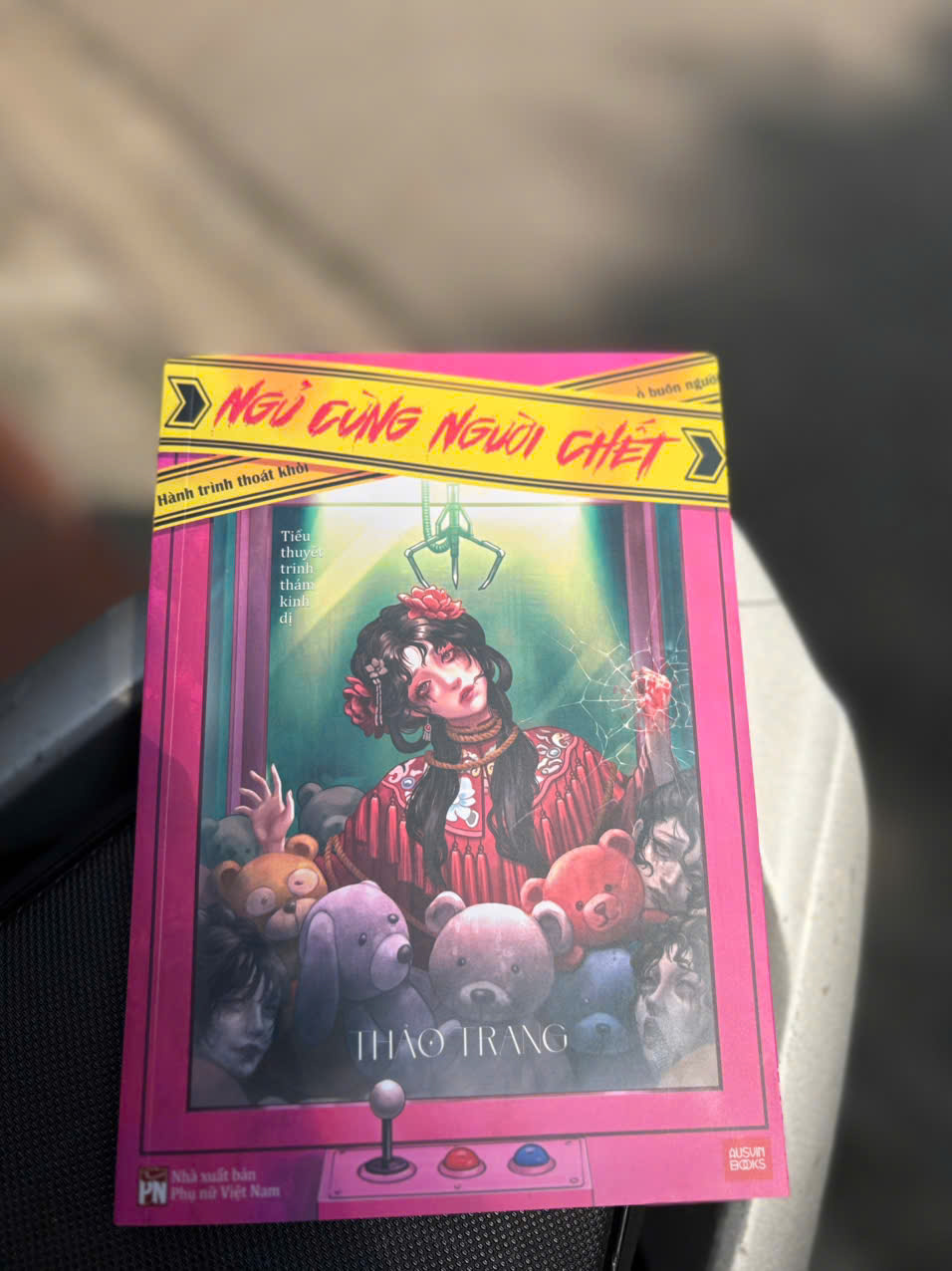 (Chữ ký tác giả, Tặng Kèm Postcard, Bookmark) NGỦ CÙNG NGƯỜI CHẾT - Thảo Trang - Ausvin Books