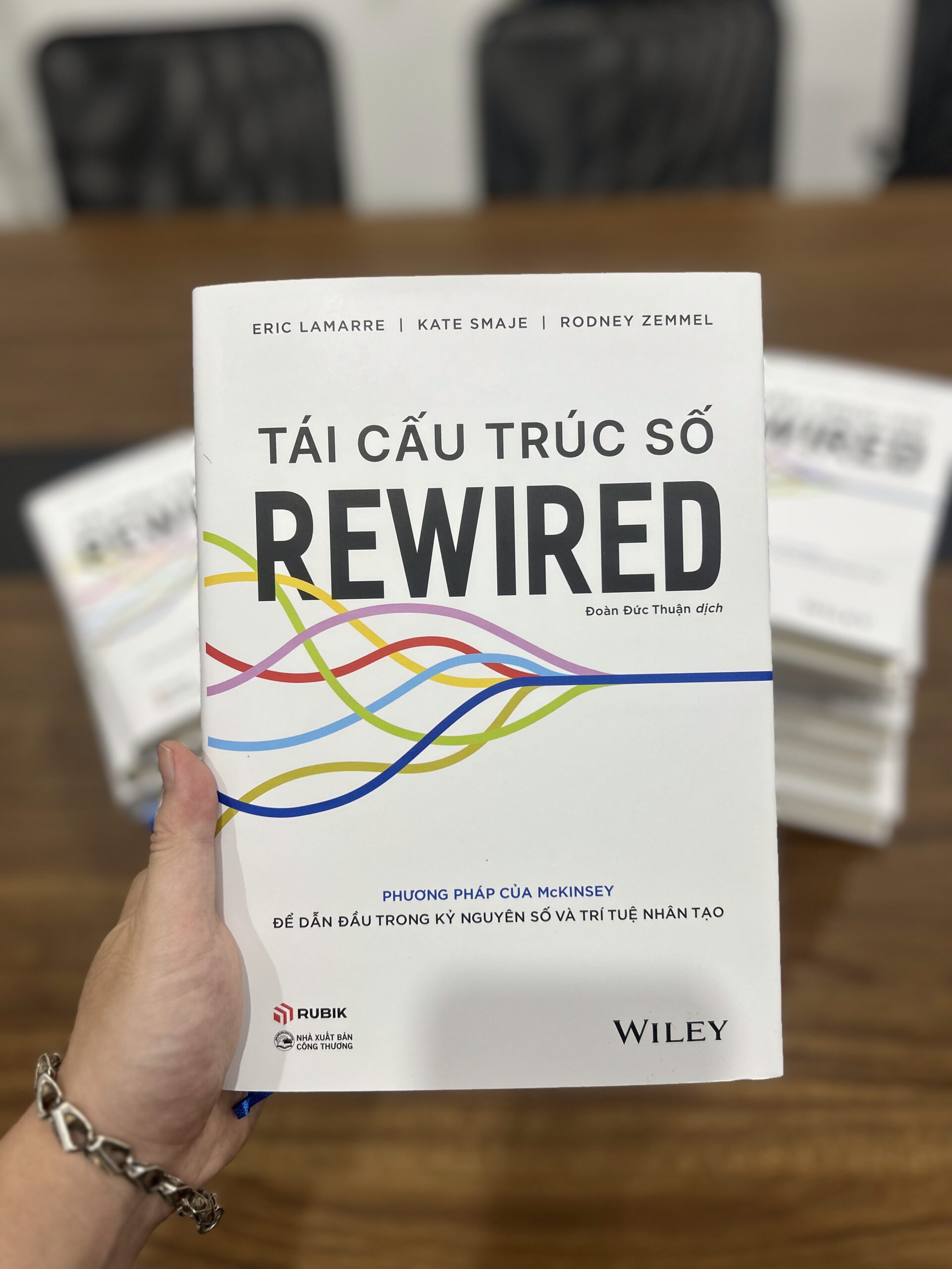 TÁI CẤU TRÚC SỐ - Giải mã phương pháp của McKinsey để dẫn đầu trong kỷ nguyên số và trí tuệ nhân tạo - Eric Lamarre, Kate Smaje và Rodney W. Zemmel - Đoàn Đức Thuận dịch - Rubik
