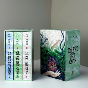 BOXSET TRỌN BỘ 3 TẬP CÚ RỜI ĐẤT XANH: Người Nhà Chó, Người Nhà Đao, Người Nhà Roi - Vĩ Ngư - Hạ Lan dịch - Nhã Nam