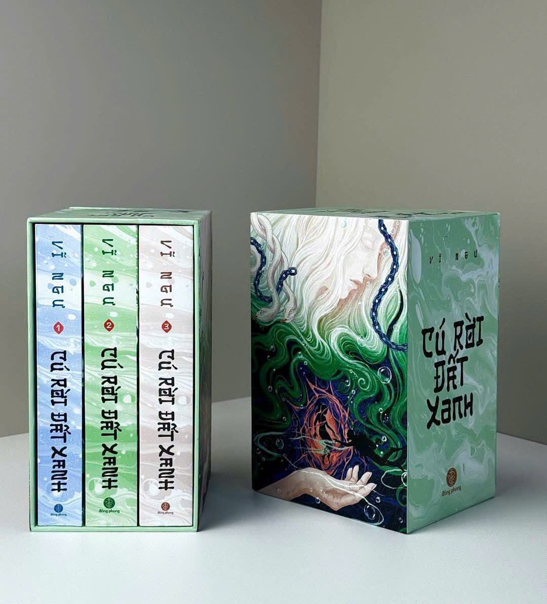 BOXSET TRỌN BỘ 3 TẬP CÚ RỜI ĐẤT XANH: Người Nhà Chó, Người Nhà Đao, Người Nhà Roi - Vĩ Ngư - Hạ Lan dịch - Nhã Nam