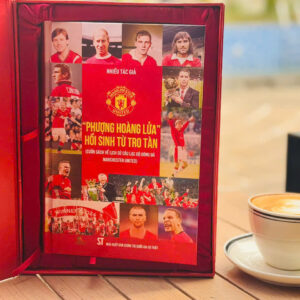 (Bản đặc biệt, bụng mạ vàng) (Tặng kèm Combo 4 cuốn: Cantona + Beckham + Carrick + Rooney) PHƯỢNG HOÀNG LỬA HỒI SINH TỪ TRO TÀN – Nhiều tác giả – TH Books – NXB CTQGST